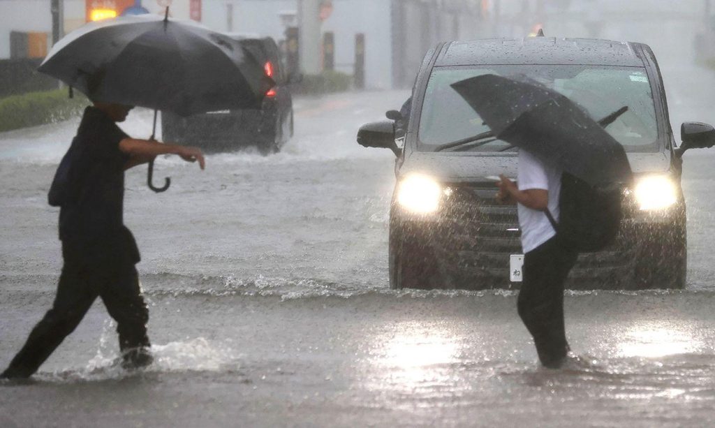 Millions Evacuated as Powerful Typhoon Dujuan Strikes Japan