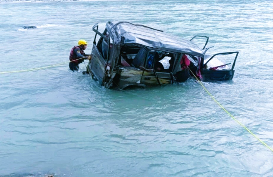 Nepal Police and APF disaster management divers conducting a search-and-rescue operation along the Sunkoshi River bank in Sindhuli