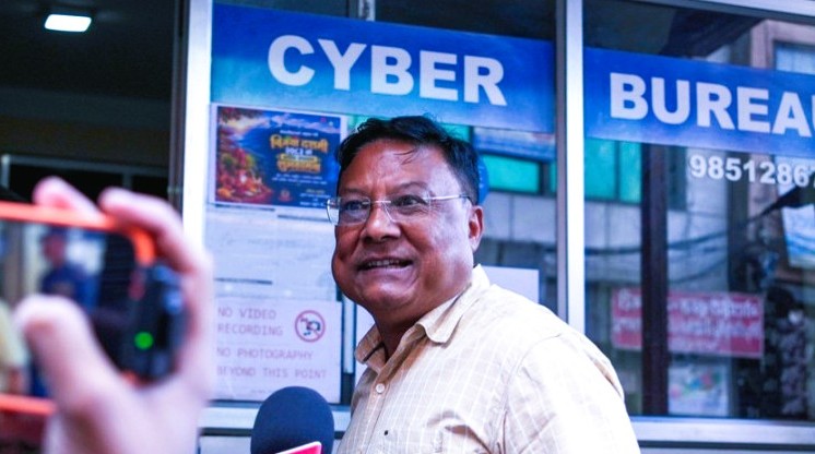Journalist Kishor Shrestha and RSP leader Himesh Pant meeting with Cyber Bureau and FNJ officials in Kathmandu